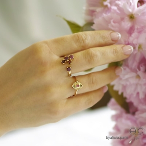 Bague EYMA avec petits rubis et grenats sur un anneau fin ouvert en plaqué or, pierres naturelles, femme