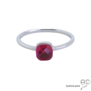Bague avec zirconium rouge carré sertie sur un anneau fin en argent massif rhodié, empilable