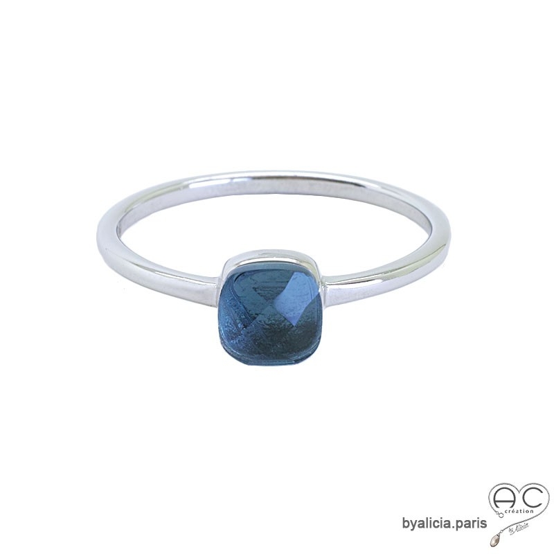 Bague avec zirconium bleu carré sertie sur un anneau fin en argent massif rhodié, empilable