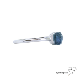 Bague avec zirconium bleu carré sertie sur un anneau fin en argent massif rhodié, empilable