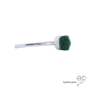 Bague avec zirconium vert carré sertie sur un anneau fin en argent massif rhodié, empilable