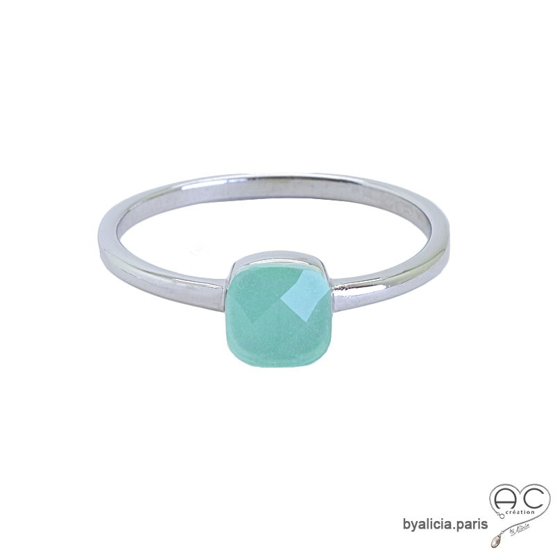 Bague avec calcédoine aqua carré sertie sur un anneau fin en argent massif rhodié, empilable