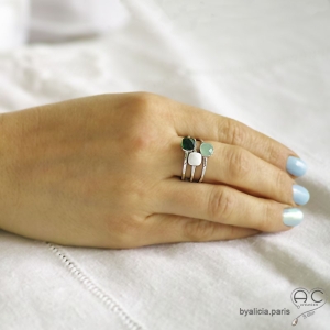 Bague avec calcédoine aqua carré sertie sur un anneau fin en argent massif rhodié, empilable