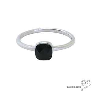 Bague avec onyx noir carré sertie sur un anneau fin en argent massif rhodié, empilable