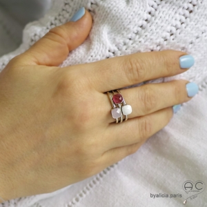 Bague avec calcédoine rose carré sertie sur un anneau fin en argent massif rhodié, empilable