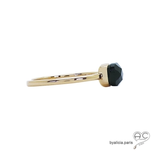 Bague avec onyx noir carré sertie sur un anneau fin en plaqué or, empilable
