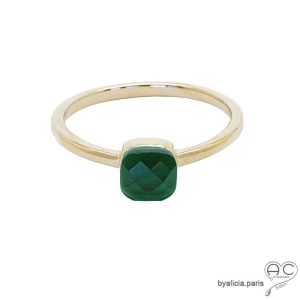 Bague avec zirconium vert carré sertie sur un anneau fin en plaqué or, empilable
