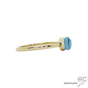 Bague avec zirconium bleu carré sertie sur un anneau fin en plaqué or, empilable