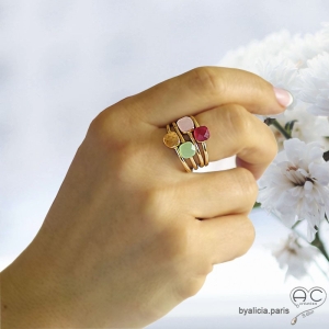 Bague avec calcédoine rose carré sertie sur un anneau fin en plaqué or, empilable