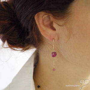 Boucles d'oreilles en rubis et plaqué or, longues, pendantes, pierre précieuse, fait main, création by Alicia