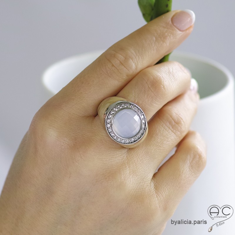Bague pierre de lune et zirconium brillant sur un anneau en argent massif et résine