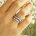 Bague multiples anneaux en argent rhodié, 2 anneaux lisses, 2 ciselés, 1serti tour complet de zirconium blanc