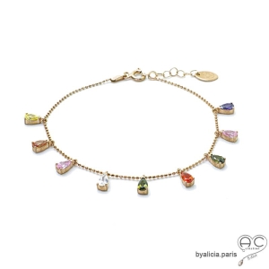 Bracelet avec pampilles en pierres multicolores sur une chaîne en plaqué or