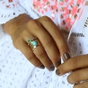 Bague turquoise reconstituée cabochon sur un anneau large en plaqué or, femme 