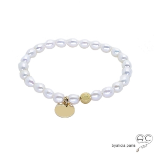 Bracelet perles d'eau douce avec médaille en plaqué or, fait main, création by Alicia
