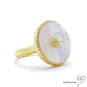 Bague nacre blanche ronde sur anneau fin réglable en plaqué or