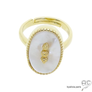 Bague nacre blanche ovale sur anneau fin réglable en plaqué or