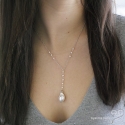 Collier perle baroque sur une chaîne en argent massif rhodié avec perles d\'eau douce,  cravate ras de cou, création by Alicia