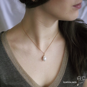 Collier pendentif perle baroque sur une chaîne en plaqué or ras de cou, fait main, création by Alicia