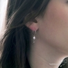 Boucles d'oreilles  avec perle de culture d'eau douce et pampille boule en argent massif, pendantes, création by Alicia
