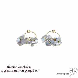 Petites créoles avec perles naturelles Keshi en forme de pétales, boucles d'oreilles faits main, création by Alicia