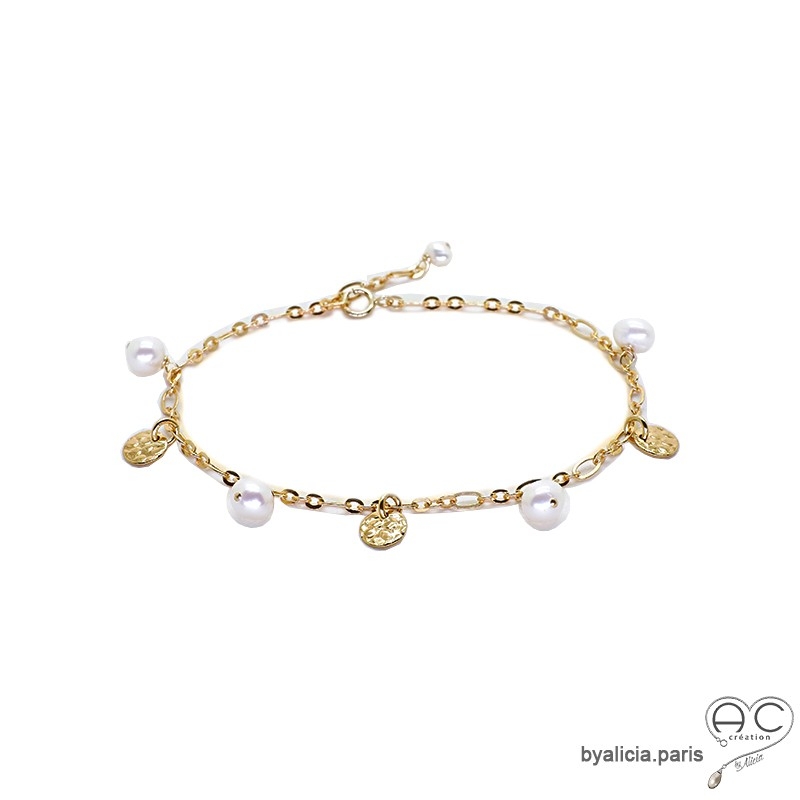 Bracelet avec breloques en perles de culture et petites médailles martelées, chaîne en plaqué or, création by Alicia