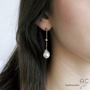 Boucles d'oreilles perle baroque, chaîne en plaqué or avec perle d'eau douce, longues, pendantes, fait main, création by Alicia