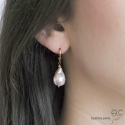 Boucles d\'oreilles perle baroque et plaqué or, pendantes, courtes, tendance, fait main, création by Alicia