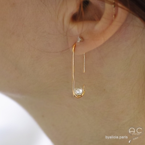 Boucles d'oreilles créoles ovales en plaqué or avec perle nacrée 