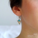 Boucles d\'oreilles créoles avec un triangle plaqué or martelé serti de turquoise