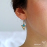 Boucles d'oreilles créoles avec un triangle martelé serti de turquoise en cabochon, plaqué or, femme
