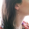 Boucles d'oreilles avec pendent toupie en plaqué or gravé, mini créoles, choix des différentes attaches