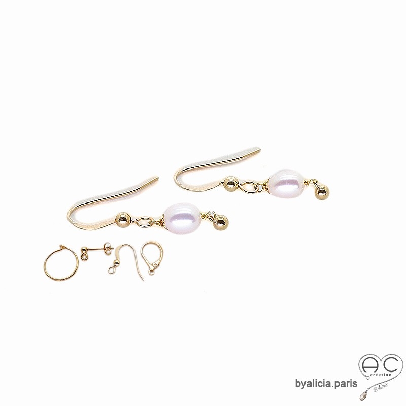 Boucles d'oreilles  avec perle de culture d'eau douce et pampille boule en plaqué or, pendantes, création by Alicia