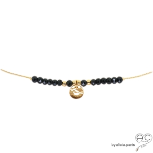 Collier spinelle noir sur une chaîne en vermeil avec une médaille martelé en plaqué or, fait main, création by Alicia