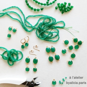 Collier agate verte entouré des petites pierres sur une chaîne en argent massif, fait main, création by Alicia