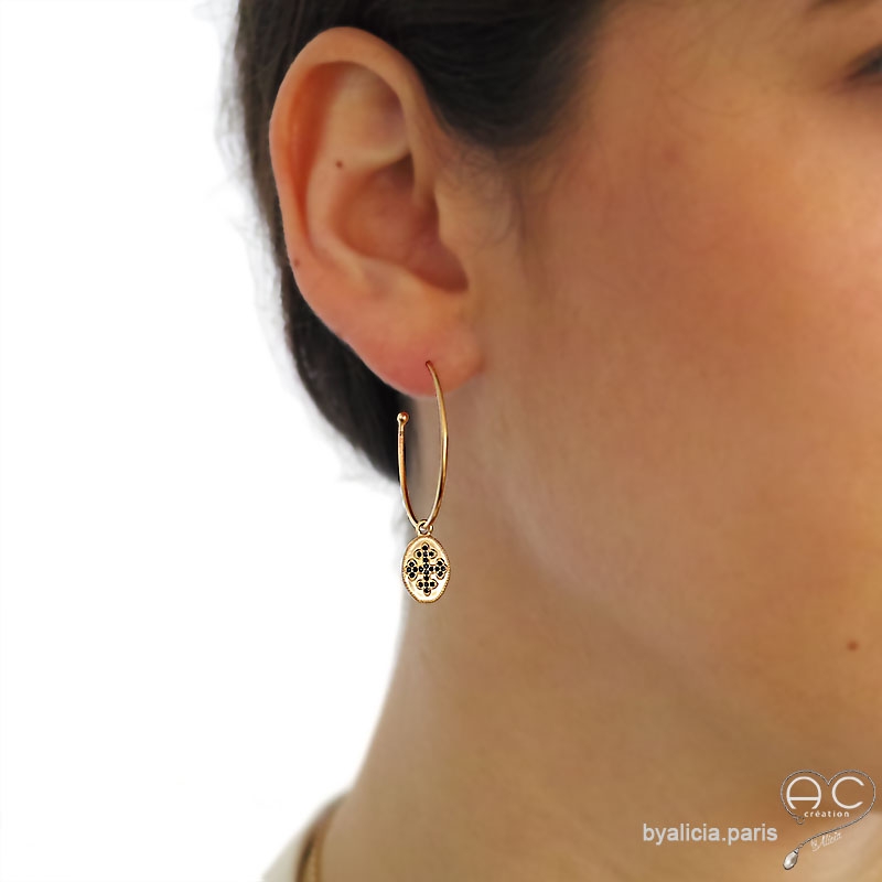 Boucles d'oreilles créoles avec médaille ovale ornée d'une croix sertie de zirconium noir, en plaqué or satiné, femme, tendance