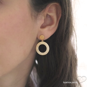 Boucles d'oreilles pendant OREA avec des cercles en plaqué or satiné et martelé, femme