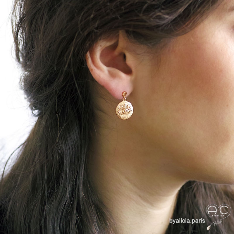 Boucles d'oreilles oeil gravé sur une médaille ronde en plaqué or satiné, pendantes, ethnique, femme