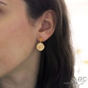 Boucles d\'oreilles SONAEL avec médaille ronde en plaqué or satiné, gravée et sertie d\'un zircon, pendantes, tendance