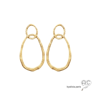 Boucles d'oreilles avec deux anneaux entrelacé en plaqué or martelé, pendantes, femme