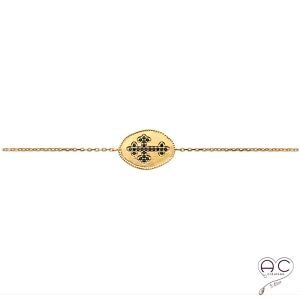 Bracelet la croix sertie de zirconium noir sur médaile ovale en plaqué or satiné, avec une chaîne fine