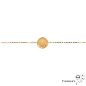 Bracelet médaille ronde avec étoile gravée et sertie de zircon brillant sur une chaîne en plaqué or satiné, femme