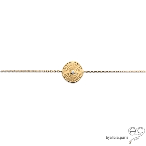 Bracelet médaille ronde vintage en plaqué or satiné, gravée et sertie d'un zirconium brillant, avec une chaîne fine