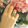 Bague aventurine ronde sur anneau fin réglable en plaqué or, pierre naturelle verte