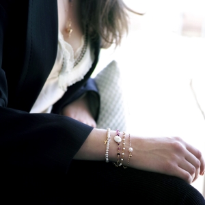 Bracelet perle de culture d'eau douce avec une pampille boule sur une chaîne en plaqué or, fin, fait main, création by Alicia