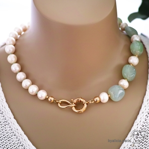 Collier en perles d'eau douce et calcédoine avec grand fermoir plaqué or, fait main, création by Alicia
