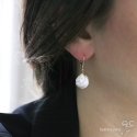 Boucles d\'oreilles  avec perle baroque naturelle, ronde, plate, plaqué or, pendantes, fait main, création by Alicia