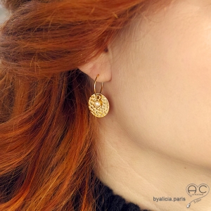 Boucles d'oreilles créoles, perle de culture sur une médaille martelé en plaqué or, choix des attaches, création by Alicia