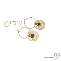 Boucles d\'oreilles lapis lazuli sur une médaille martelé en plaqué or, fait main, création by Alicia