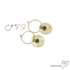 Boucles d'oreilles créoles, lapis lazuli sur une médaille martelé en plaqué or, choix des attaches, création by Alicia